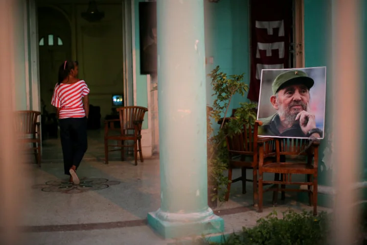 Foto é vista no interior de casa em Havana neste domingo (27); no próximo domingo, as cinzas do líder serão enterradas em Santiago de Cuba, berço do movimento revolucionário que o levou ao poder em 1959 (Carlos Barria/Reuters)