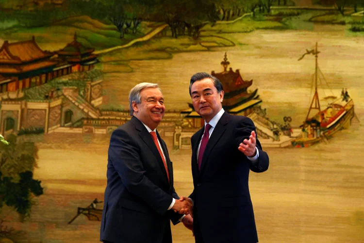 António Guterres e Wang Yi: "A China é um sólido pilar do multilateralismo" (Thomas Peter/Reuters)