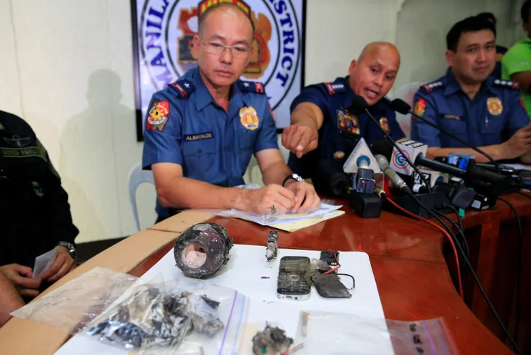 Explosivo: a polícia enviou uma equipe do esquadrão antibombas ao local (Romeo Ranoco/Reuters)