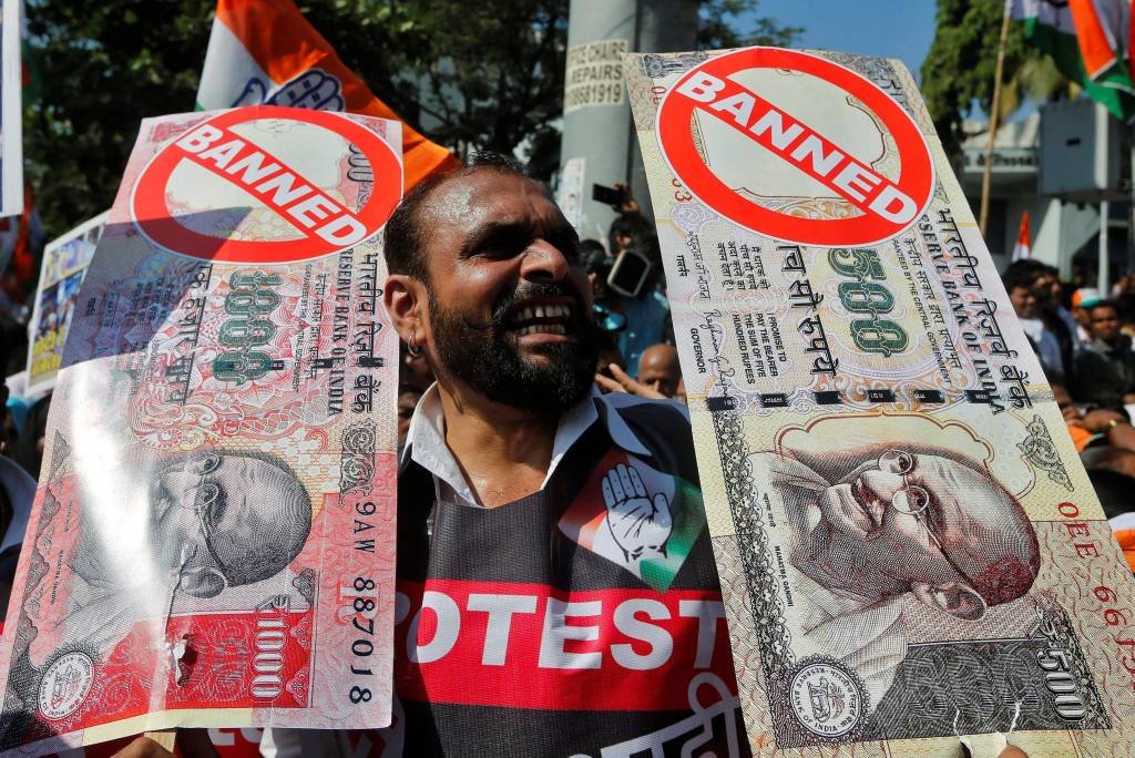 Oposição protesta contra retirada de circulação de notas na Índia