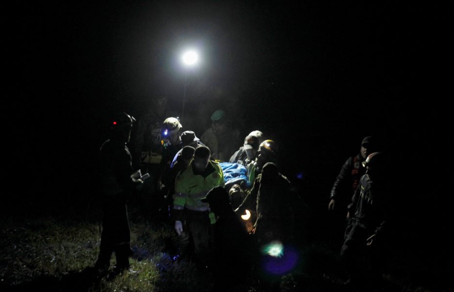 Equipe de resgate busca corpos em local de acidente de avião da Chapecoense no dia 29/11/2016