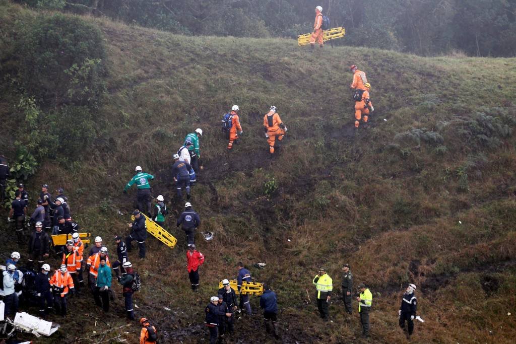 Clima dificulta a retirada de corpos de acidente na Colômbia