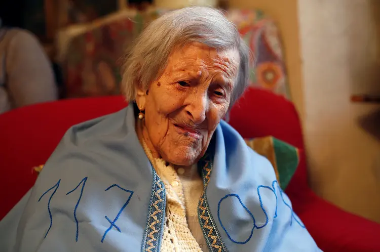Emma mora sozinha e já perdeu todos seus oito irmãos e irmãs, incluindo um que morreu aos 102 anos (Alessandro Garofalo/Reuters)