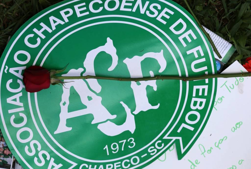 Chapecoense terá novo escudo para homenagear vítimas de tragédia