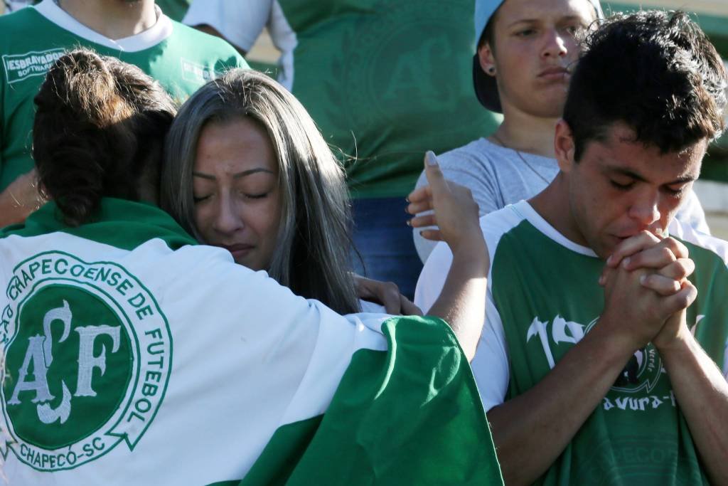 Imprensa internacional acompanha cenário de tristeza em Chapecó
