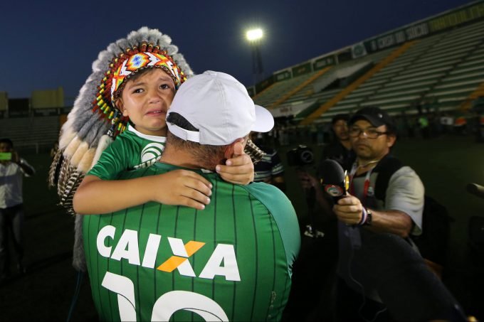 Torcedores passam a noite na arena para esperar corpos de atletas