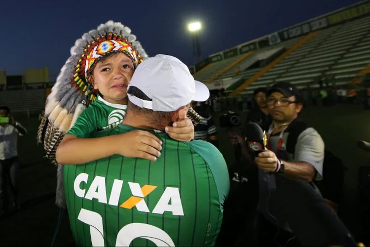 Tristeza: torcedores dormiram no estádio e receberam alimentação de comerciantes da região (Paulo Whitaker)
