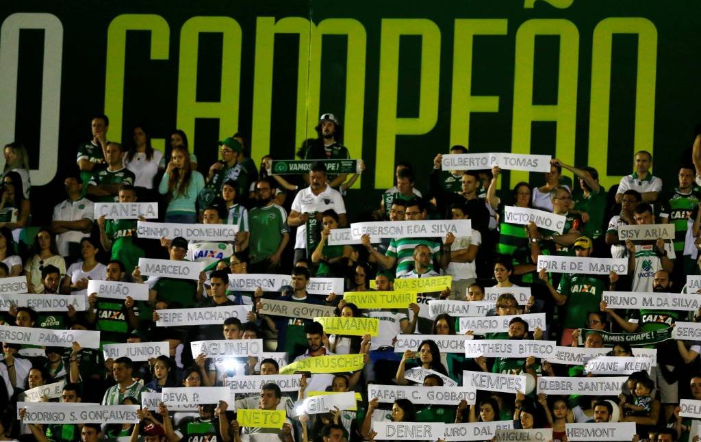 Veja a homenagem ao Chapecoense em estádio de Medellín