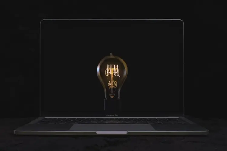 Comercial da Apple: empresa de tecnologia propôs comparar seu MacBook Pro com invenções históricas (Reprodução/AdNews)