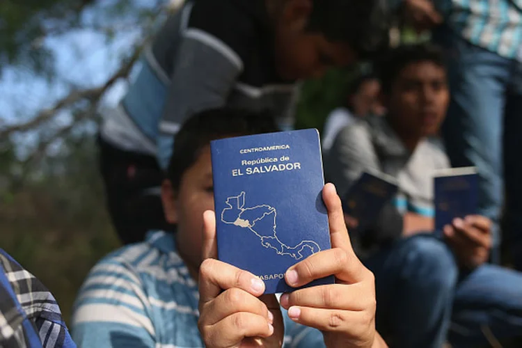 Imigrante de El Salvador tentando passar pelas fronteiras no México (Getty Images)