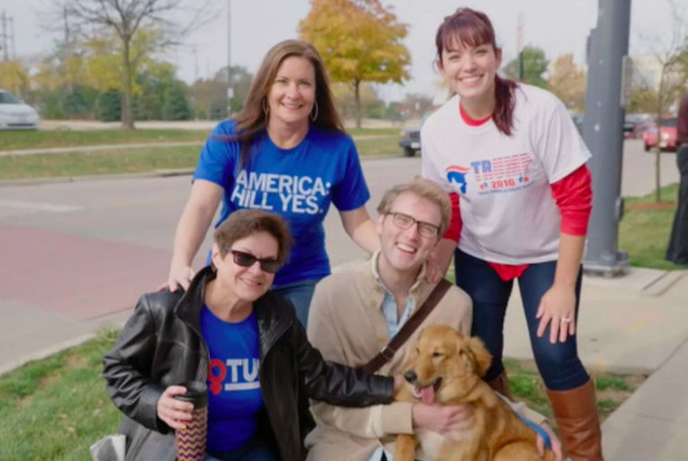 Garota com a camisa de Hillary estava com o cachorro em meio a manifestação dos republicanos, enquanto a outra ostentava a camisa de Trump em meio a democratas