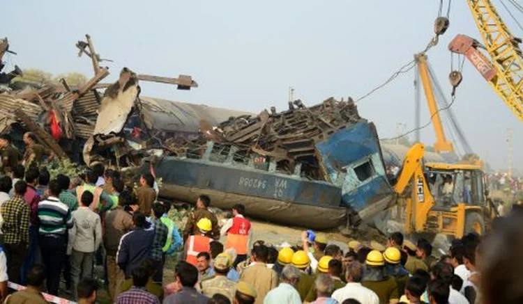 Equipes de emergência indianas procuram sobreviventes no trem que descarrilhou em 20 de novembro de 2016 perto de Pujrayan, em Kanpur (Sanjay Kanojia/AFP)