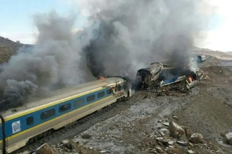Acidente de trem no Irã: muitas das vítimas morreram carbonizadas e que, devido ao estado dos corpos, ainda é difícil calcular o número total de mortos (Tasnim News/AFP)