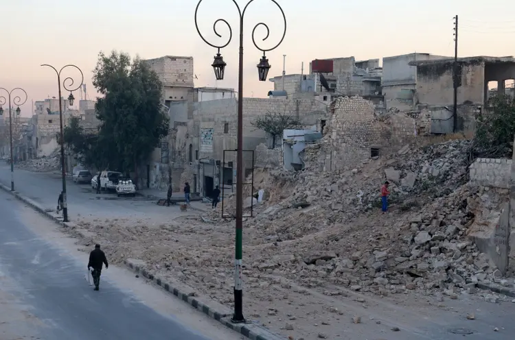 Aleppo: a Defesa Civil lembrou que a zona leste de Aleppo, com 279 mil habitantes, está assediada pelo "regime e por diferentes milícias" há 94 dias (Abdalrhman Ismail/Reuters)