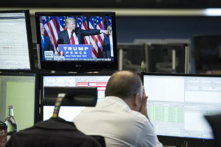 Operador acompanha anúncio do presidente eleito: oscilação do mercado não é motivo para pânico (Alex Kraus/Bloomberg)