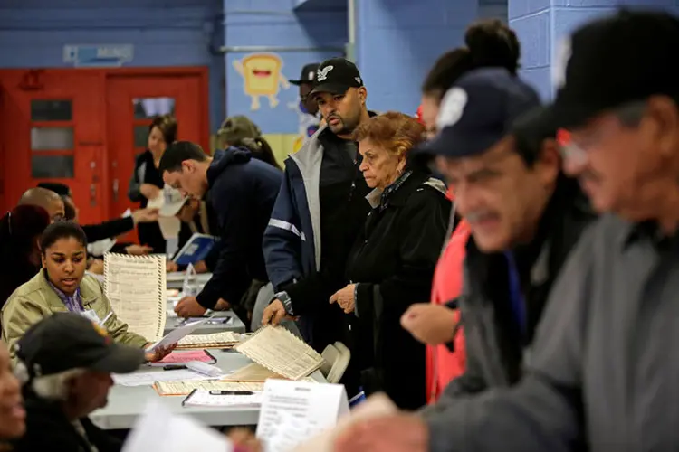 Latinos americanos votando nas eleições nos EUA (Saul Martinez/Reuters)