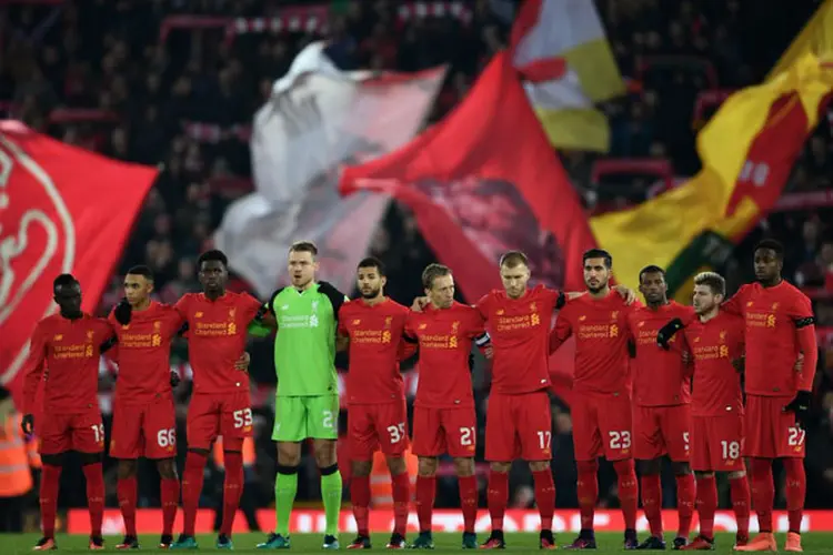 Liverpool: na Inglaterra, a torcida do Liverpool cantou a plenos pulmões a música símbolo do clube, You'll Never Walk Alone (Twitter/Divulgação)