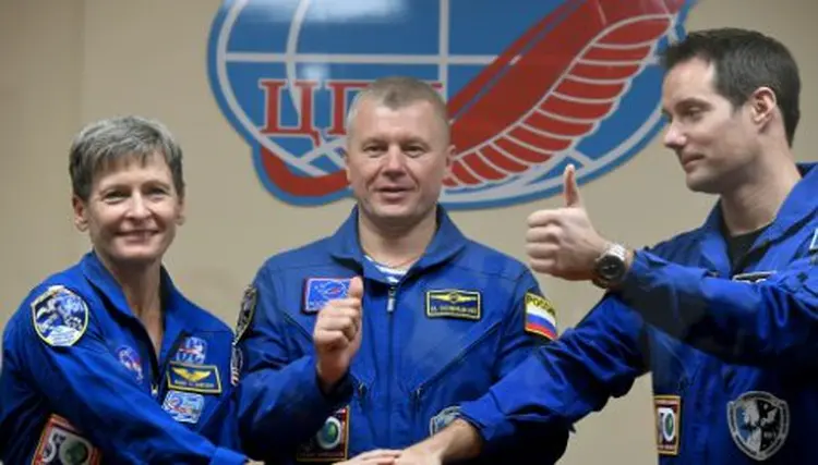 Peggy Whitson, à esquerda: ela voltará nesta quinta-feira para a ISS na expedição 50 (Kirill Kudryavtsev/AFP)