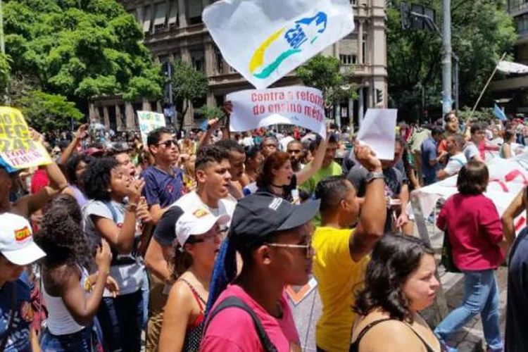 Protestos: a manifestação coincidiu com a paralisação nacional de 24 horas convocada para esta sexta-feira pelas centrais sindicais (Léo Rodrigues/Agência Brasil)
