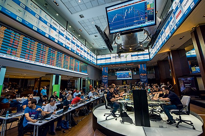 Ibovespa cai puxado por commodities e com balanços no radar