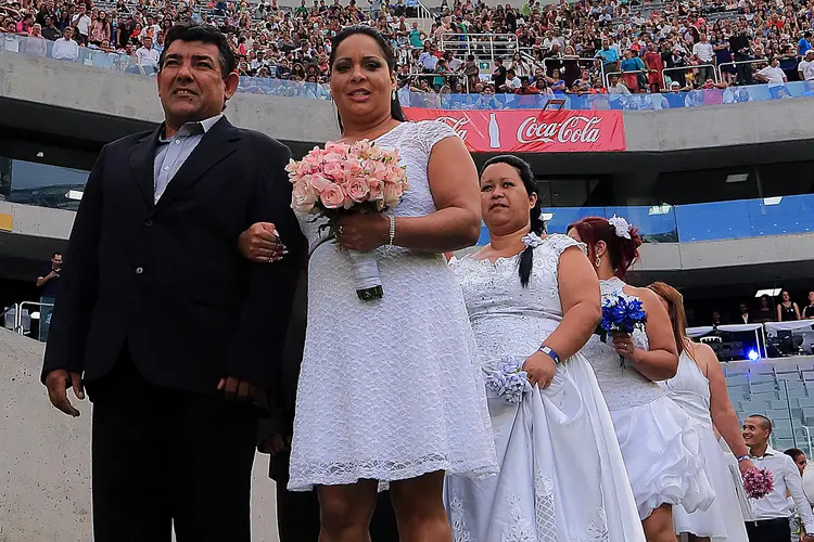 Casais participam de união civil coletiva em Curitiba: casamentos cresceram 2,8% no Brasil em 2015 (Valdecir Galor/Prefeitura de Curitiba/Divulgação)