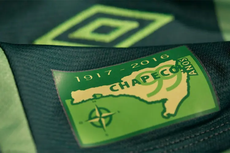 Chapecoense: além de uma mensagem em homenagem à Chapecoense, os uniformes vão trazer os nomes de algumas das vítimas do acidente aéreo (Facebook/Associação Chapecoense de Futebol/Reprodução)