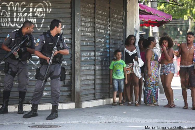 Policiais na favela Cidade de Deus: na noite de sábado, antes dos corpos serem encontrados, houve uma operação policial intensa (Mario Tama/Getty Images)