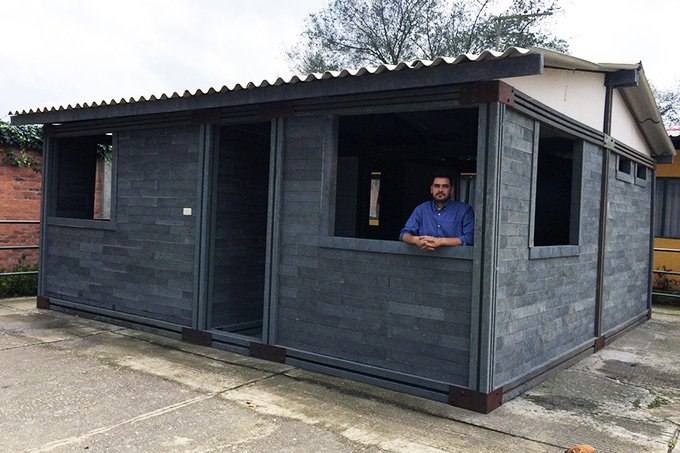 Este empreendedor constrói casas com o que você joga no lixo