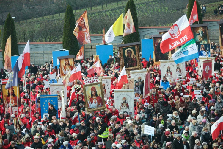 Cerimônia de coroação de Jesus como rei da Polônia: missa de homenagem à coroação de Jesus contou com cerca de seis mil fiéis (Divulgação - Facebook de Andrzej Duda, presidente da Polônia)