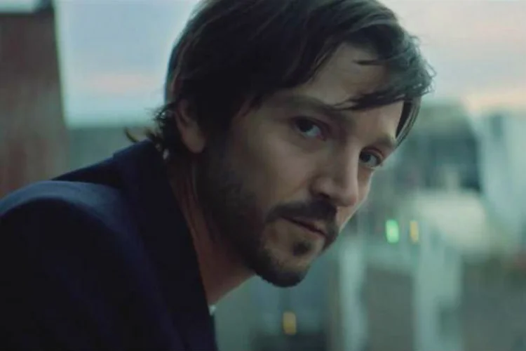Diego Luna em comercial da cerveja mexicana Corona: campanha contra Trump e contra muros (Corona/Reprodução)