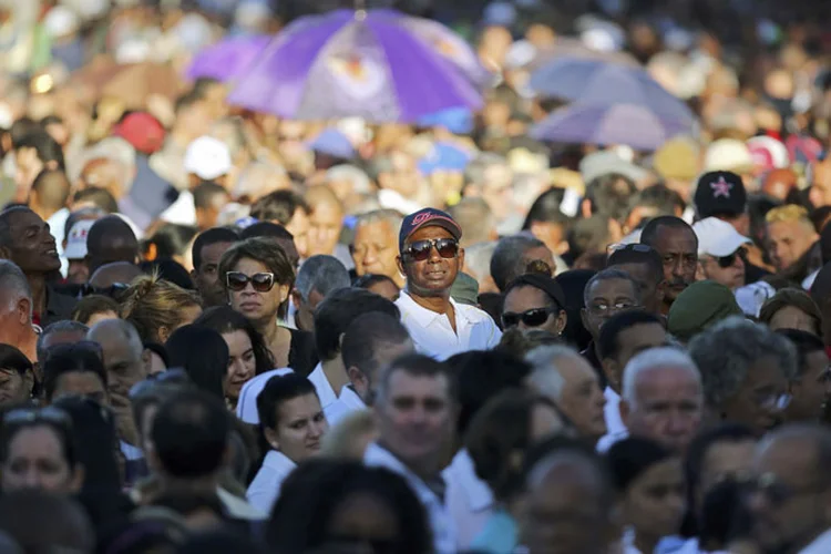 Cuba: na mesma hora em que começava a homenagem na Praça foram disparados, simultaneamente em Havana e Santiago de Cuba, 21 salvas de tiros em homenagem a Fidel Castro (Carlos Barria/Reuters)