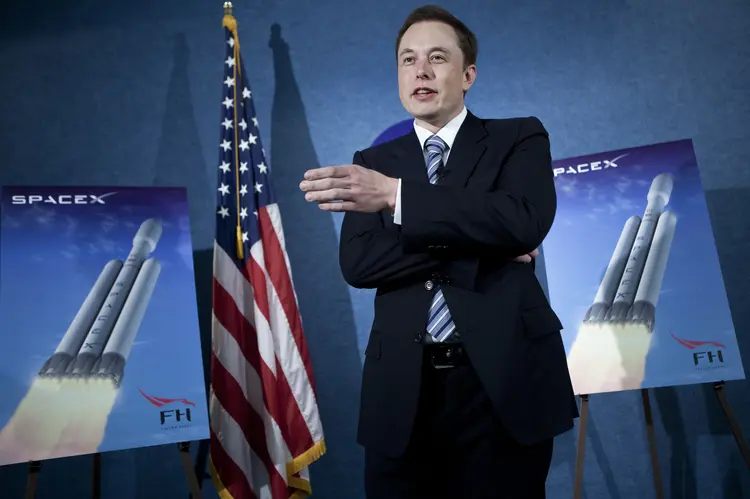 Elon Musk: No último dia 7, o executivo surpreendeu com o anúncio no Twitter de que estaria considerando retirar a Tesla da Bolsa (Brendan Smialowski/Getty Images)