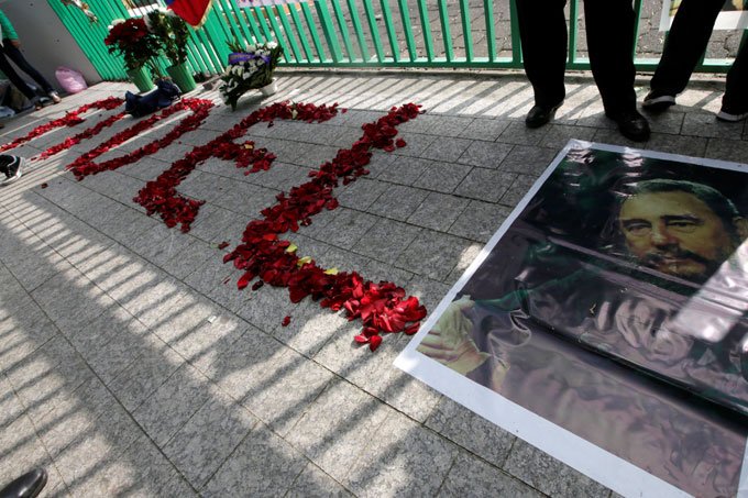 Flores deixadas em homenagem a Fidel são pisoteadas em Brasília