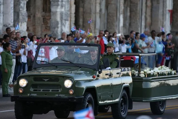 Cortejo: a caixa com cinzas de Fidel foi colocada em um invólucro de vidro, instalado em um reboque puxado por um jipe militar verde (Alexandre Meneghini/Reuters)