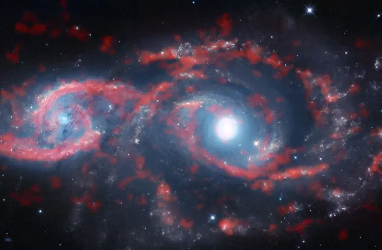 Galáxias: estrutura "em forma de pálpebra ou ocular é a que se esperava segundo a teoria, mas é a primeira vez que se capta a imagem" (M. Kaufman/ B. Saxton/ NASA/ESA/Divulgação)