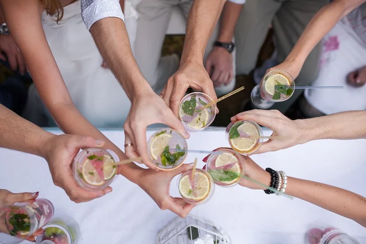 festa, happy hour, celebração, bebida (thinktock/Thinkstock)