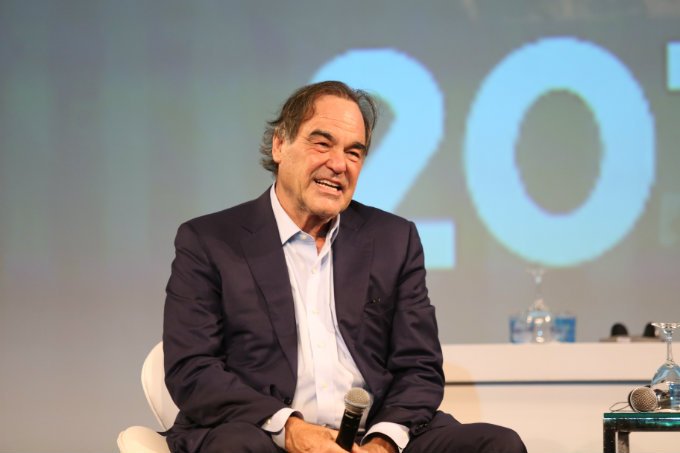 Oliver Stone: Brasil vive um golpe e Hillary seria pior que Trump