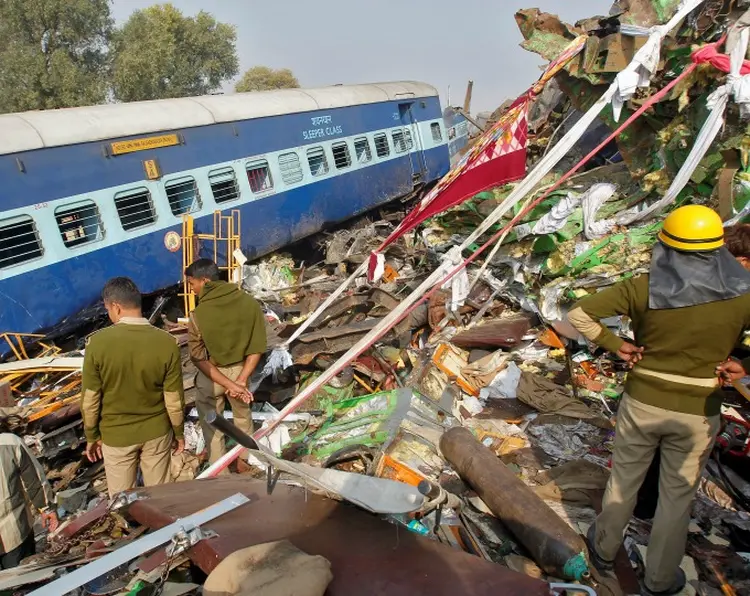 Acidente: bombeiros buscam sobreviventes em Pukhrayan, ao sul da cidade de Kanpur (Jitendra Prakash/Reuters)