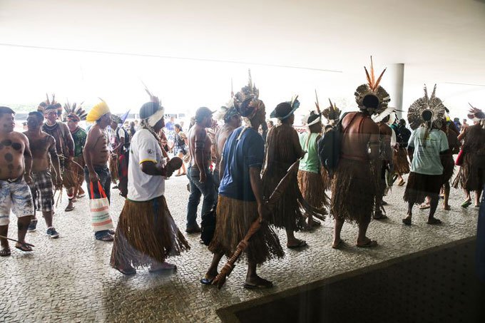 Índios protestam contra governo e bloqueiam entrada do Palácio