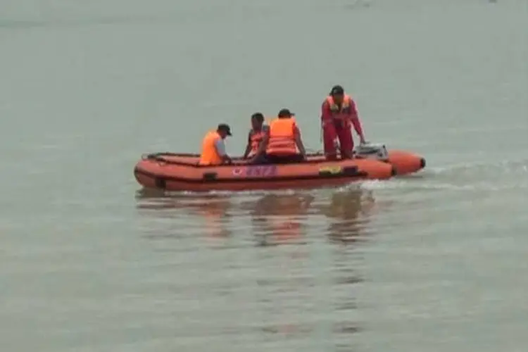 Naufrágio na Indonésia: autoridades enviaram equipes de resgate para salvar os sobreviventes (Reuters TV)