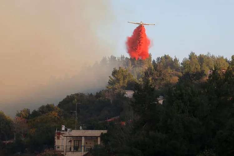 Israel: Rússia, França, Turquia e vários países mediterrâneos (Itália, Grécia, Croácia e Chipre) prometeram enviar aviões para ajudar (Ammar Awad/Reuters)