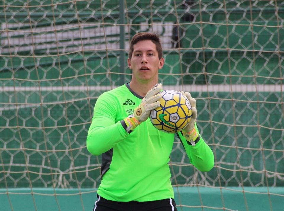 Goleiro Jackson Follmann é transferido para Chapecó