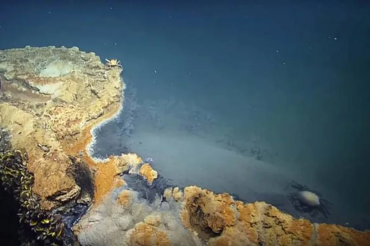 Lago mortal: a água não é a mesma do oceano: a salinidade, a toxicidade e até a cor das duas é diferente  (YouTube/Reprodução)