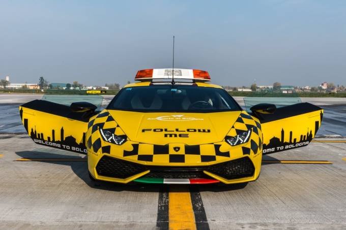 Lamborghini Huracán vira carro de serviço em aeroporto na Itália