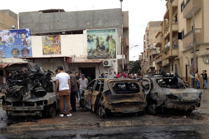 Explosão em frente a hospital deixa 3 mortos em Benghazi
