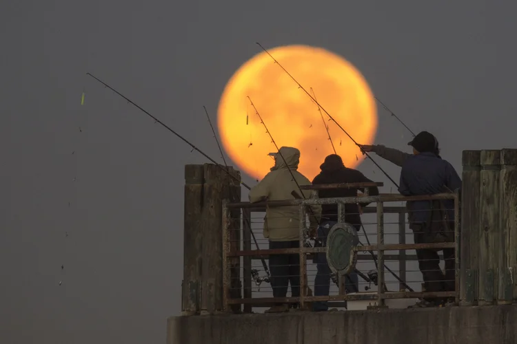 Superlua em Redondo Beach, na Califórnia, Estados Unidos (David McNew/Getty Images)