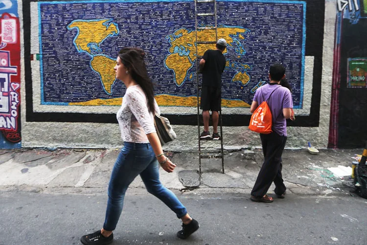 Grafite em rua do Rio Janeiro mostra mapa mundi (Mario Tama/Getty Images)