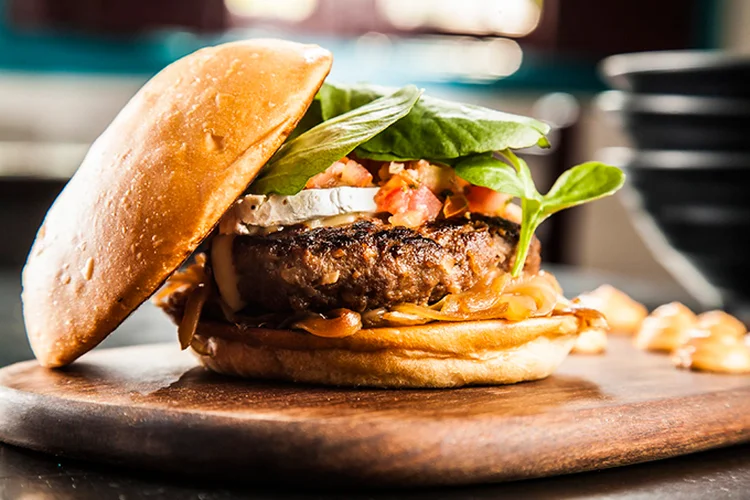 Hambúrguer de fraldinha e queijo brie, do Marakuthai (Burger Fest/Divulgação)