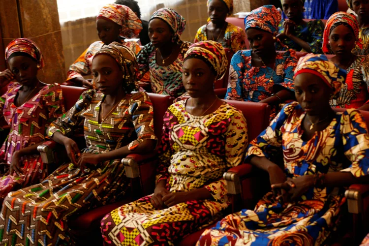 Imagem mostra algumas das 21 meninas sequestradas pelo Boko Haram em 2014 e que foram libertadas em 2016 (Afolabi Sotunde/Reuters)