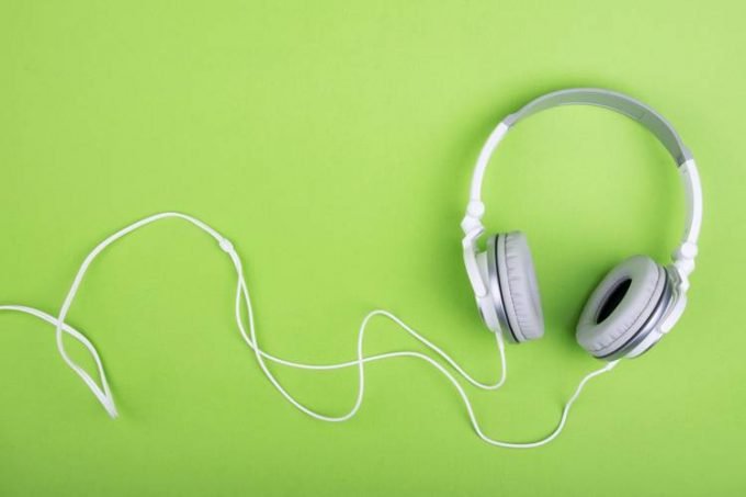 Ouvir música no trabalho reduz ou aumenta a concentração?